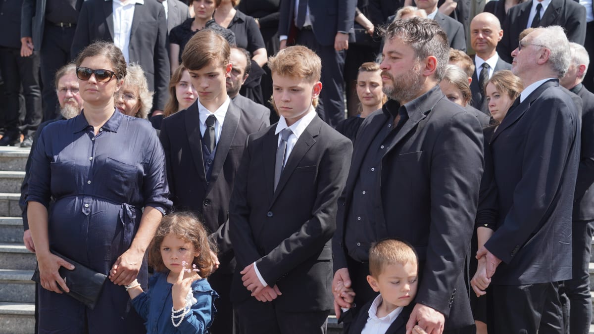 Josef Abrhám mladší s rodinou na pohřbu svého otce. Na jeho manželce Ludmile je patrné, že je v jiném stavu