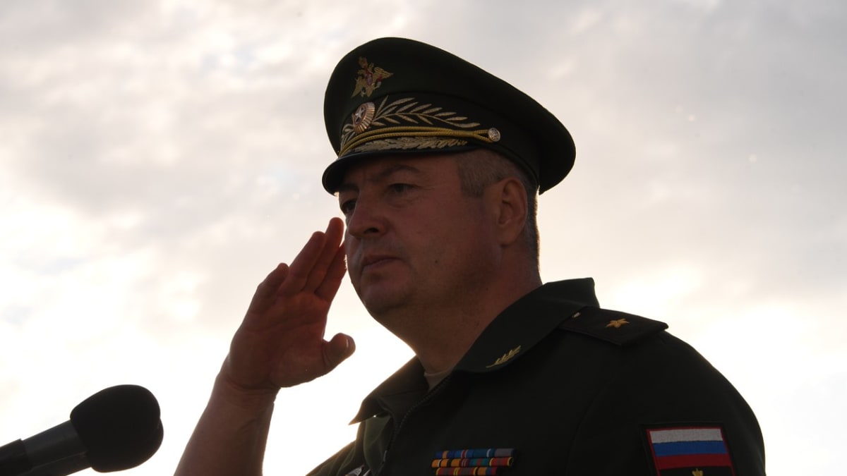 Ruský generálmajor Roman Kutuzov zemřel během invaze na Ukrajině. 