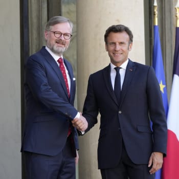 Prezident Macron přivítal premiéra Fialu v Elysejském paláci. Poděkoval za českou podporu Ukrajině a za přijetí ukrajinských uprchlíků.