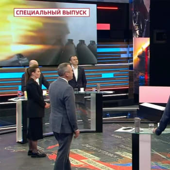 Vysílání ruské televize Rossija-1, v němž z úst ruských poslanců a expertů padají čím dál divočejší nápady. Televize je vnímána jako hlásná trouba Kremlu.