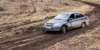 Ruská auta se vrací do sovětských časů. Kvůli sankcím nebudou mít airbagy ani pásy