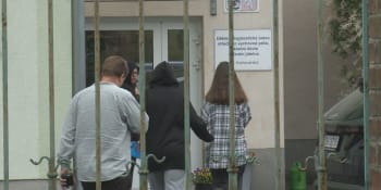 Teror na škole v Plzni: Žák 4. třídy napadá i učitele. Rodiče se bojí o děti, sepsali petici