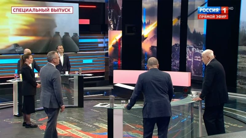 Vysílání ruské televize Rossija-1, v němž z úst ruských poslanců a expertů padají čím dál divočejší nápady. Televize je vnímána jako hlásná trouba Kremlu.
