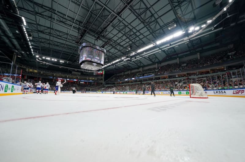 Arena Riga při pohledu z ledu.