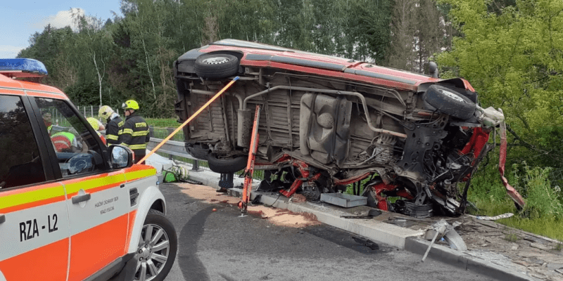 Pondělní nehoda na dálnici D1, při které osobní auto najelo při předjíždění bokem do vozíku taženého dodávkou, má třetí oběť. 