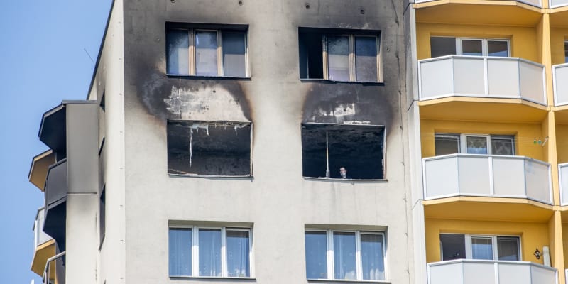 Lidé, kteří byli uvězněni v hořícím bytě v panelovém domě v Bohumíně, neměli šanci přežít. 