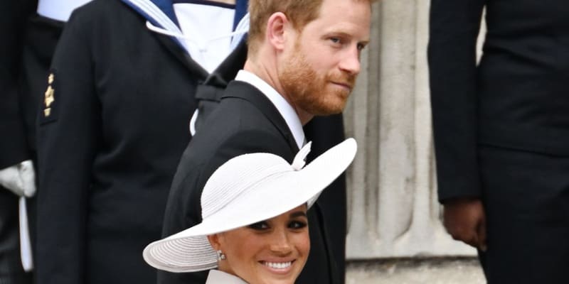 V londýnské katedrále svátého Pavla se 3. června konala bohoslužba u příležitosti jubilea královny Alžběty II. Dorazili také princ Harry s manželkou Meghan.