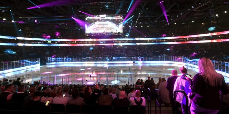 Nokia Arena během šampionátu v roce 2022 fanouškům nabídla divákům řadu vizuálních efektů.