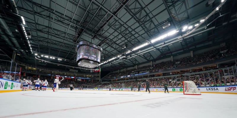 Arena Riga při pohledu z ledu.