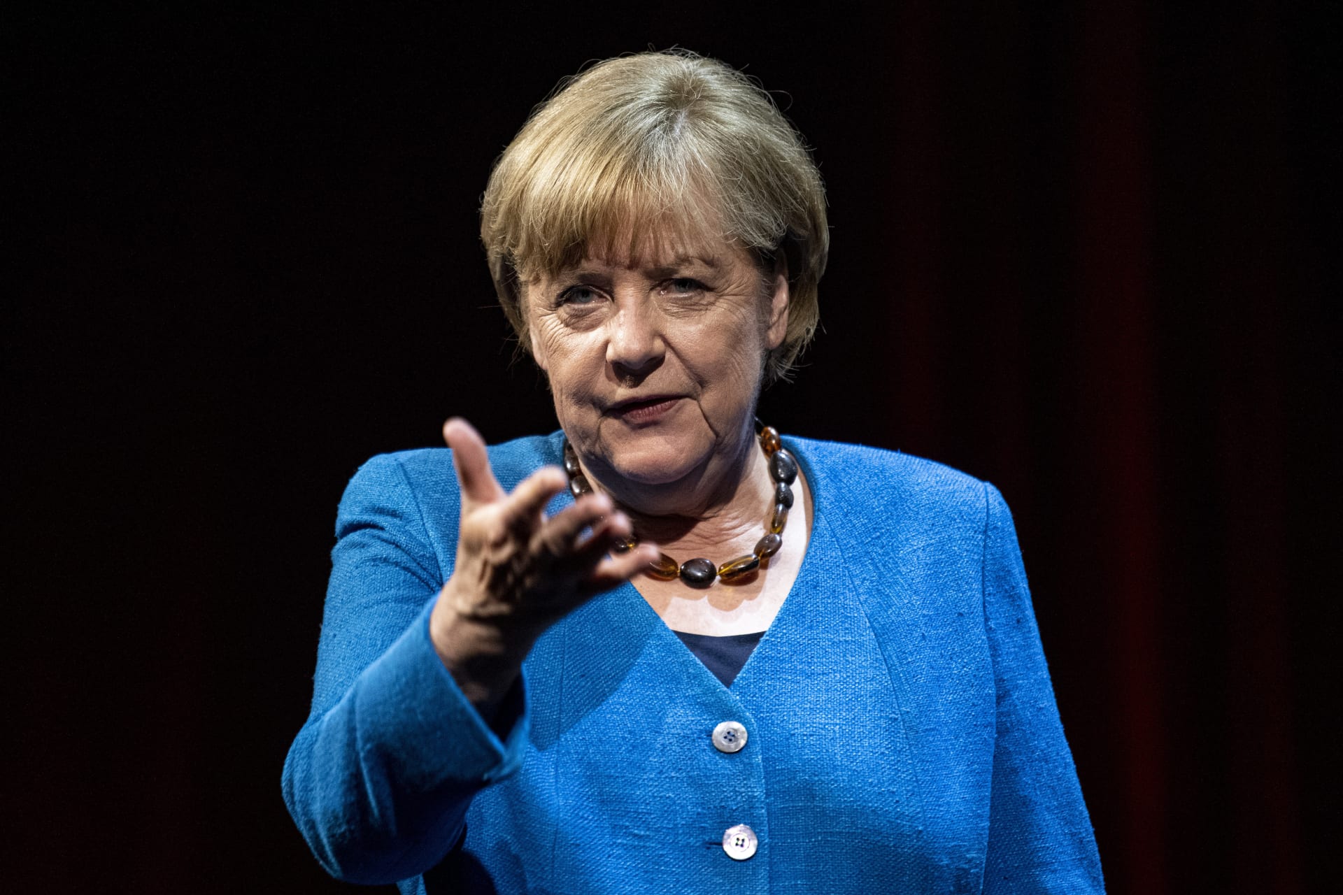 Bývalá německá kancléřka Angela Merkelová gestikuluje při svém prvním veřejném vystoupení po odchodu z funkce, když v divadle Berliner Ensemble mluvila s novinářem časopisu Spiegel Alexanderem Osangem. 