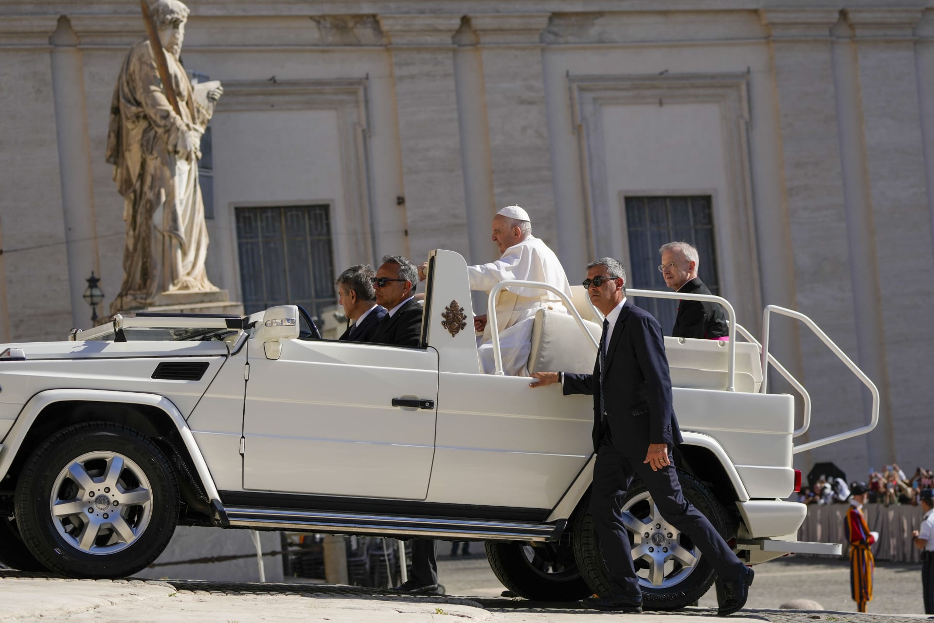 Papež František přijíždí v tzv. papamobilu na tradiční týdenní audienci na svatopetrském náměstí ve Vatikánu. 