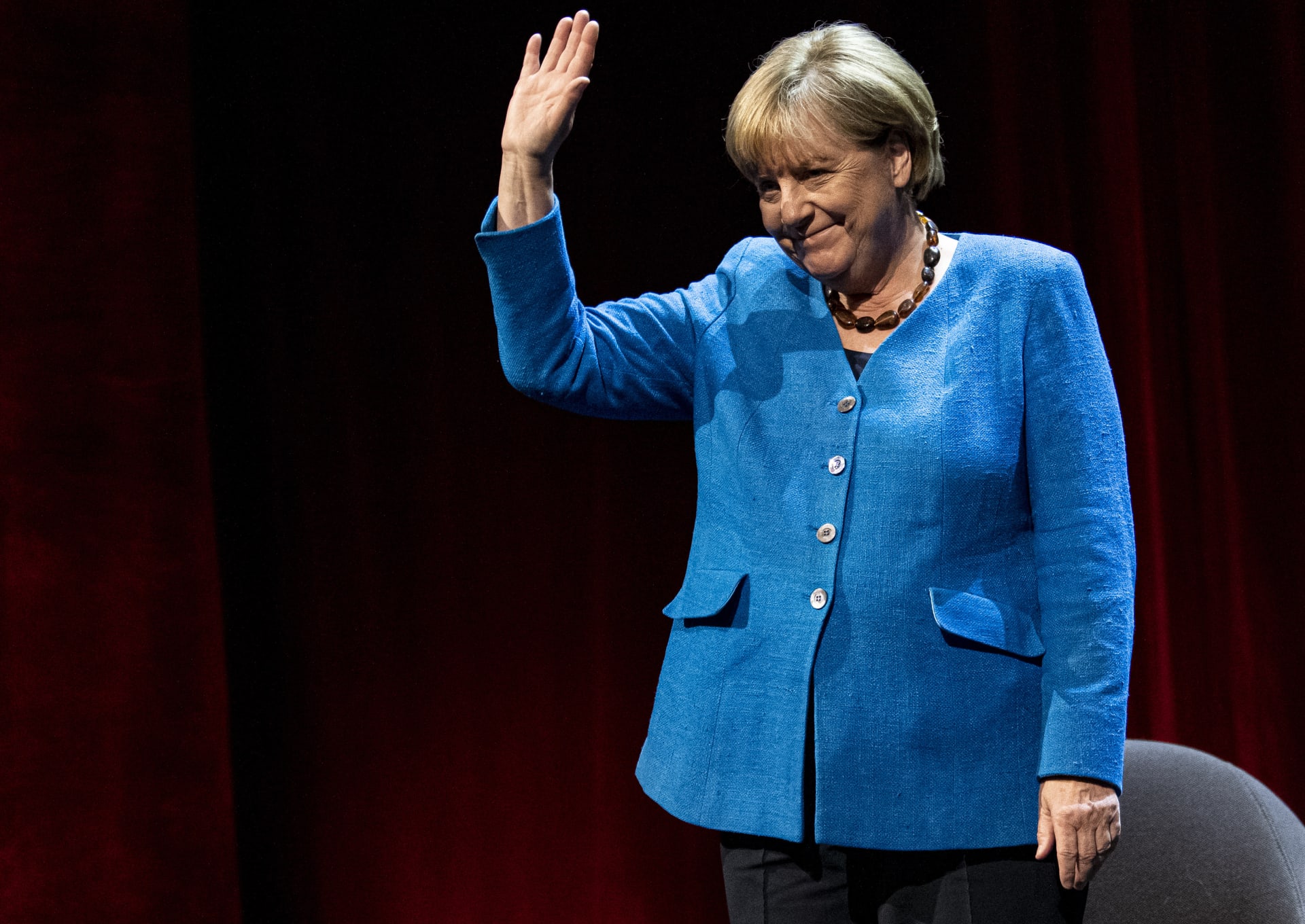 Bývalá německá kancléřka Angela Merkelová se loučí s publikem po svém prvním veřejném vystoupení po odchodu z funkce, když v divadle Berliner Ensemble mluvila s novinářem časopisu Spiegel Alexanderem Osangem. 
