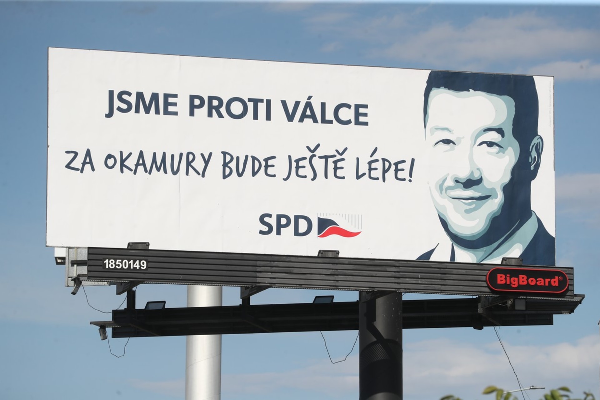 Billboard hnutí SPD, který je podobný kampani hnutí ANO.