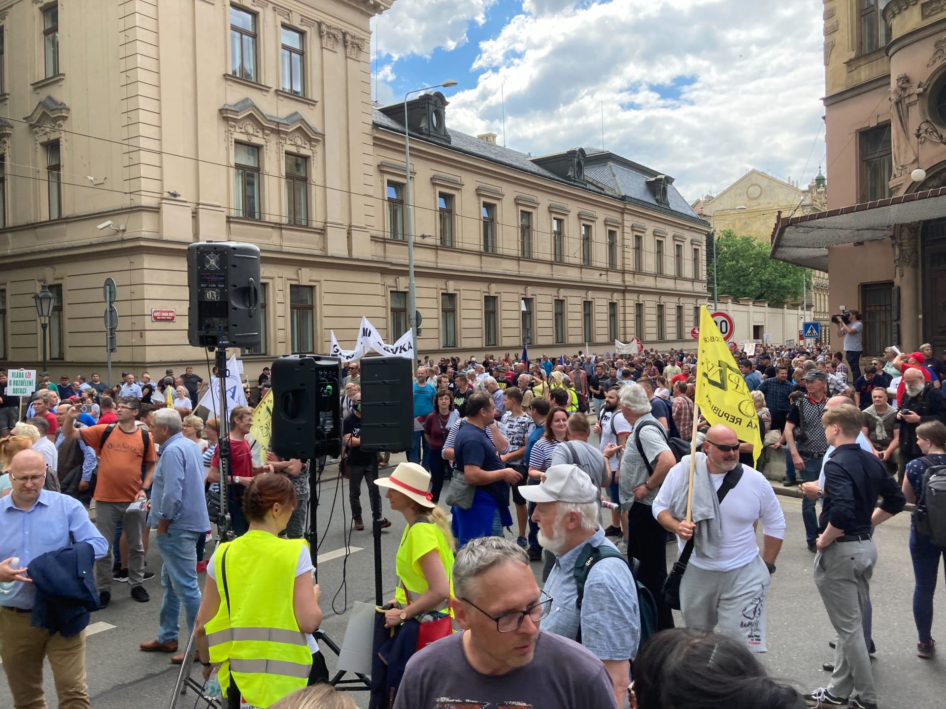 Tisíce nespokojených zemědělců pochodovaly Prahou.
