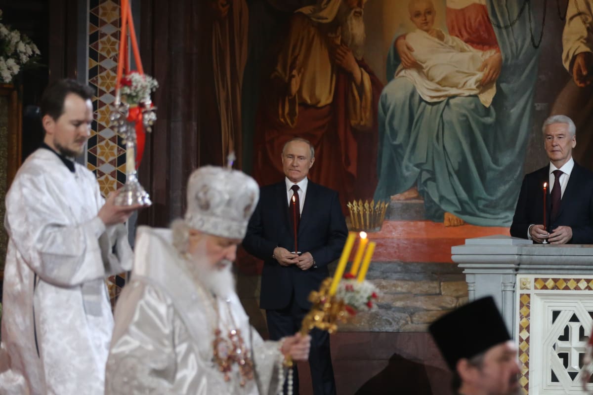 Vladimir Putin a moskevský starosta Sergej Sobjanin na velikonoční mši vedené patriarchou Kirillem 24. dubna 2022