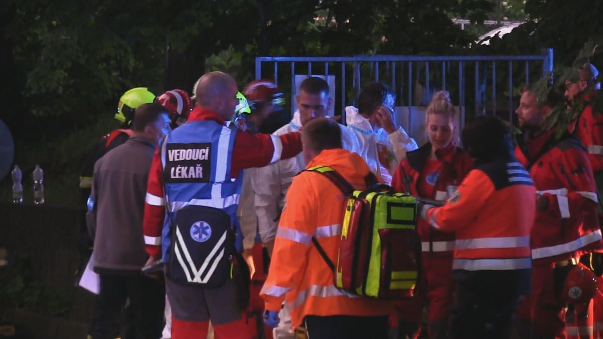 Únik neznámé dráždivé látky ve Skelné ulici oznámil na operační středisko hasičů jeden z obyvatel domu v úterý před 18:00. Do nemocnic v Liberci, Jablonci nad Nisou, Mladé Boleslavi a Jičíně záchranáři potom rozvezli 37 lidí.