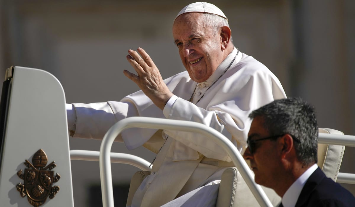 Papež František kyne věřícím při cestě v tzv. papamobilu na tradiční týdenní audienci na svatopetrském náměstí ve Vatikánu.