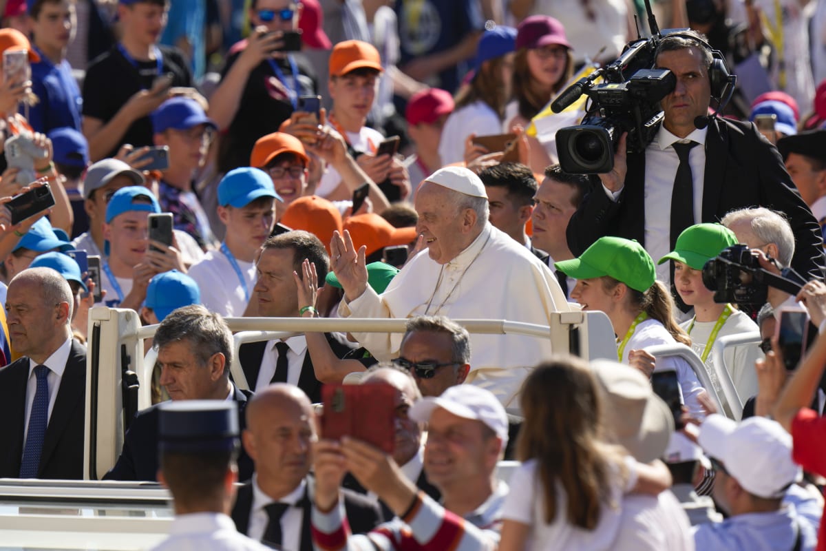 Papež František mává věřícím při jízdě v tzv. papamobilu na tradiční týdenní audienci na svatopetrském náměstí ve Vatikánu. 