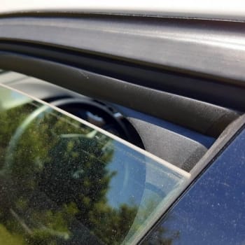 Pootevřené okénko živého tvora v autě stojícím na slunci nespasí.
