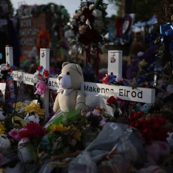 Památníky obětí masakru na škole v texaském Uvalde (3. 6. 2022)