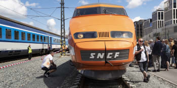 Vysokorychlostní vlak TGV měl v Česku poruchu. Před odjezdem do Francie musel do depa