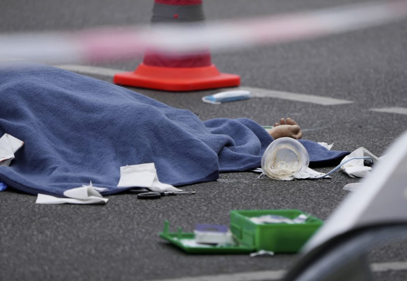 Zakryté tělo leží na ulici po nárazu auta do davu lidí v centru Berlína. 