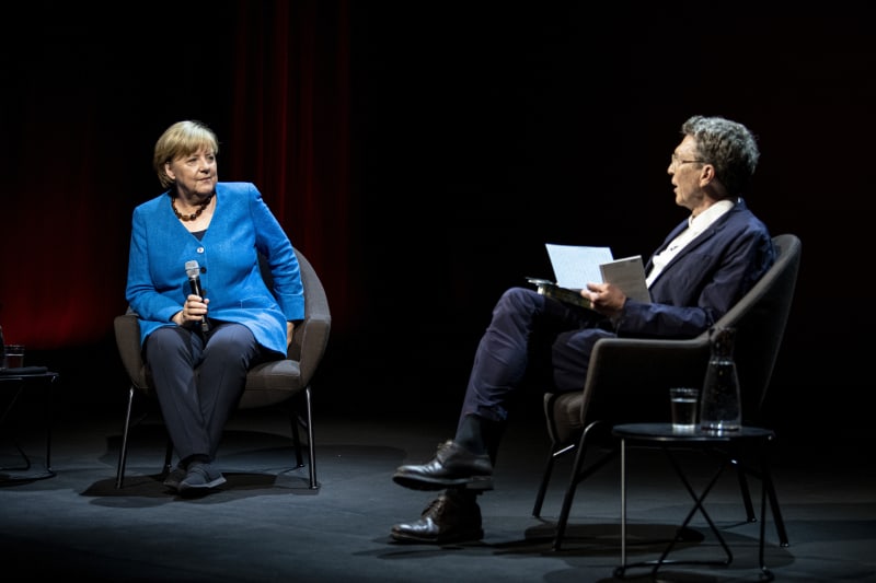 Bývalá německá kancléřka Angela Merkelová při rozhovoru s novinářem časopisu Spiegel Alexanderem Osangem v divadle Berliner Ensemble