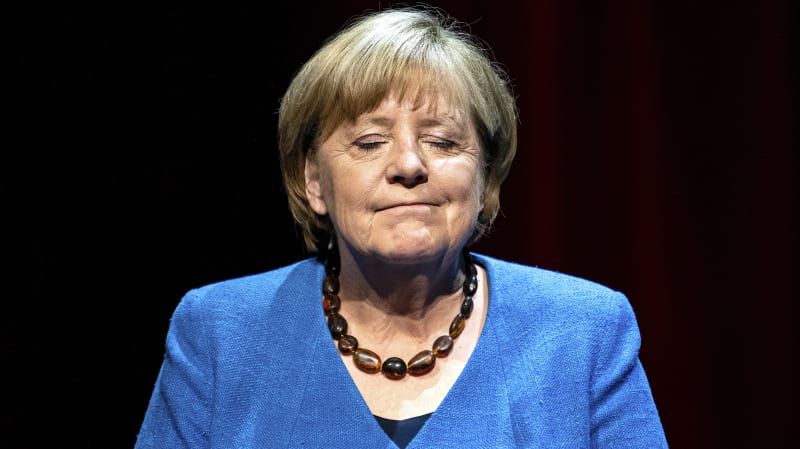 Bývalá německá kancléřka Angela Merkelová občas při rozhovoru s novinářem časopisu Spiegel Alexandrem Osangem zavřela oči, aby se zamyslela.