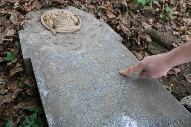 Německý hřbitov v Krnově-Chomýži. Nově odkrytý náhrobek Adalberta Loserta ozdobený nepoškozeným keramickým reliéfem