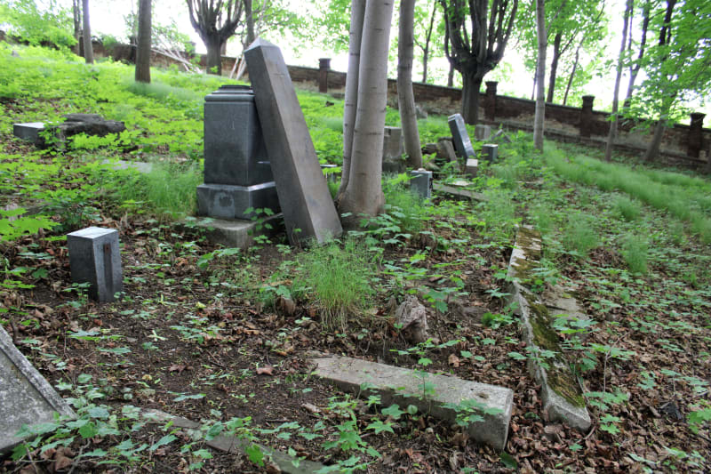 Německý hřbitov v Krnově-Chomýži. Žalostný stav pohřebiště, které krnovská radnice chtěla zlikvidovat navzdory mezinárodním úmluvám.