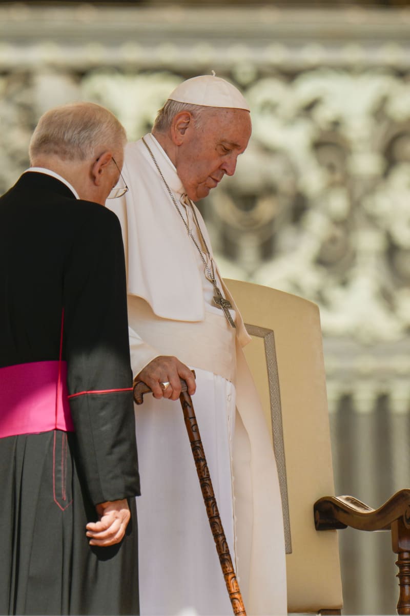 Papež František se opírá o hůlku a pod dohledem monsignora Leonarda Sapienzy přichází na tradiční týdenní audienci na svatopetrském náměstí ve Vatikánu.