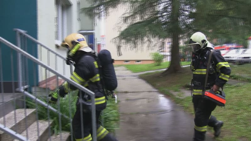 Únik neznámé dráždivé látky ve Skelné ulici oznámil na operační středisko hasičů jeden z obyvatel domu v úterý před 18:00. Do nemocnic v Liberci, Jablonci nad Nisou, Mladé Boleslavi a Jičíně záchranáři potom rozvezli 37 lidí.