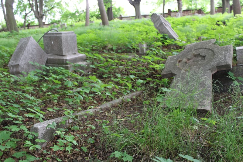Německý hřbitov v Krnově-Chomýži. Žalostný stav pohřebiště, které krnovská radnice chtěla zlikvidovat navzdory mezinárodním úmluvám.
