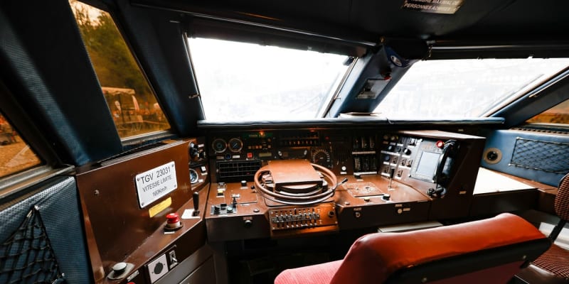 Kabina strojvedoucího v TGV