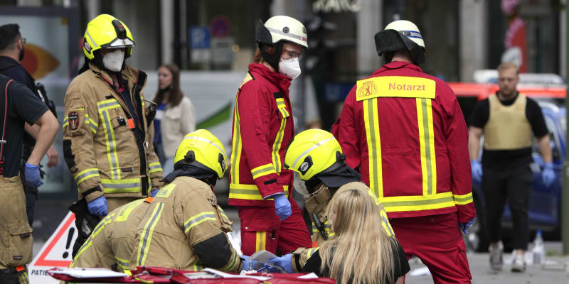 Záchranáři pomáhají zraněnému po nárazu auta do davu lidí v centru Berlína.