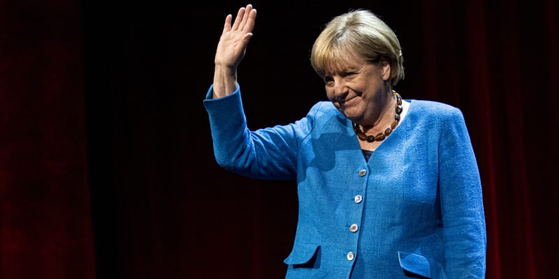 Bývalá německá kancléřka Angela Merkelová se loučí s publikem po svém prvním veřejném vystoupení po odchodu z funkce, když v divadle Berliner Ensemble mluvila s novinářem časopisu Spiegel Alexanderem Osangem. 