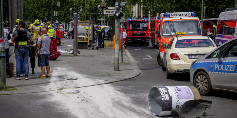 V západním Berlíně vjelo ve středu dopoledne vozidlo do davu lidí a zranilo nejméně 10 osob. Podle německé policie pak zemřel na místě jeden člověk. 