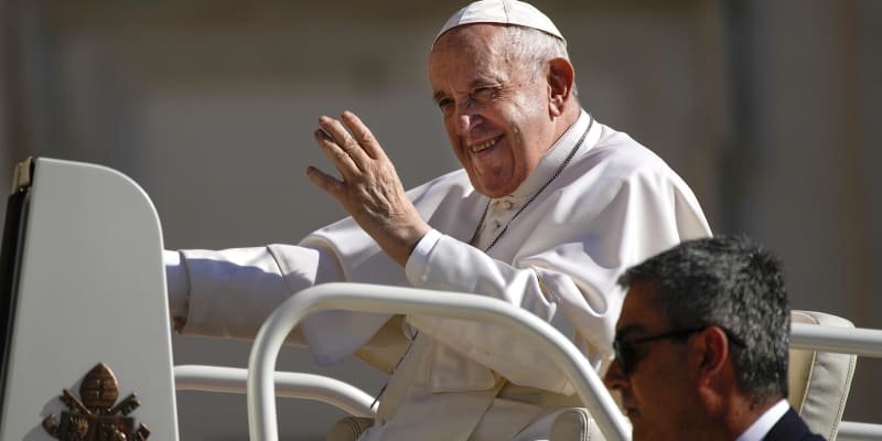 Papež František kyne věřícím při cestě v tzv. papamobilu na tradiční týdenní audienci na svatopetrském náměstí ve Vatikánu.