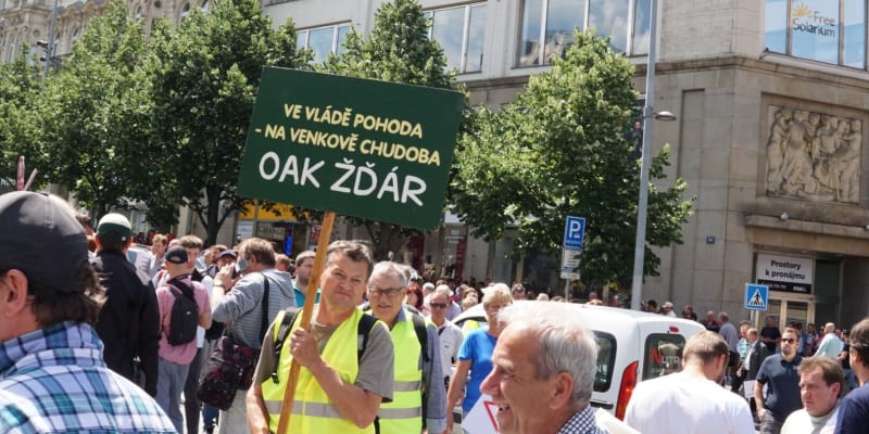 Tisíce nespokojených zemědělců pochodovaly Prahou.