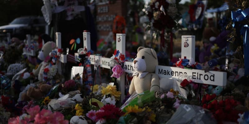 Památníky obětí masakru na škole v texaském Uvalde (3. 6. 2022)