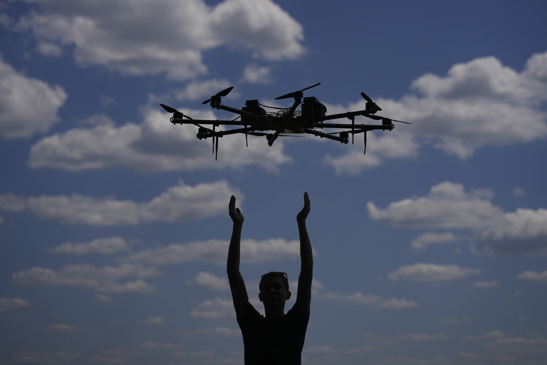 Muž testuje vojenský dron na předměstí Kyjeva