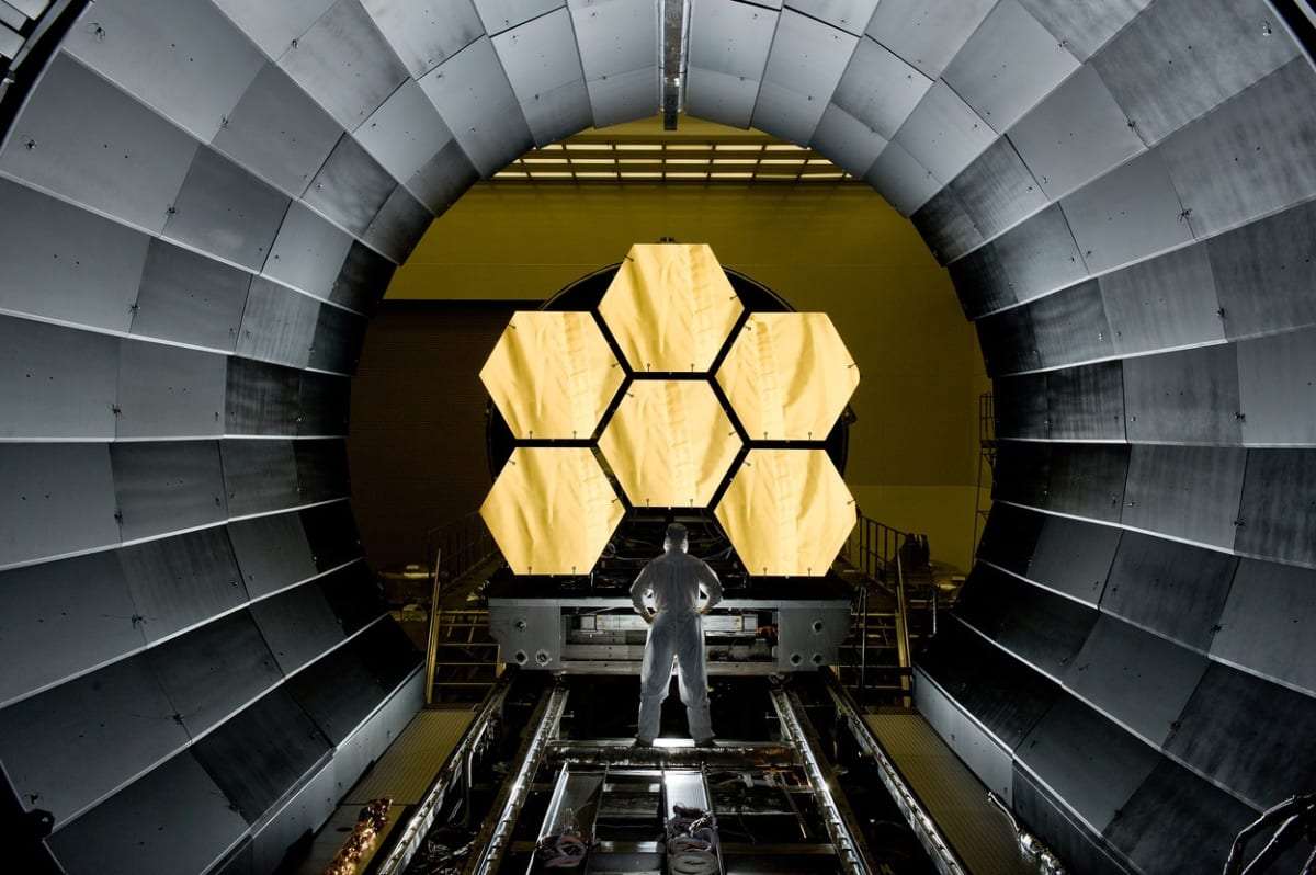 Hlavní segment zrcadel na Webbově teleskopu