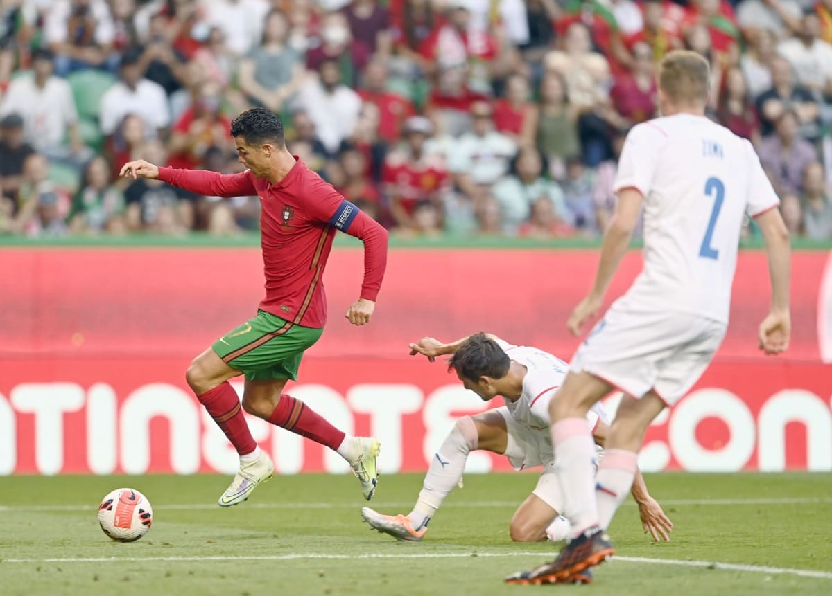 Ronaldo uniká Aleši Matějů v utkání Portugalsko – Česko.