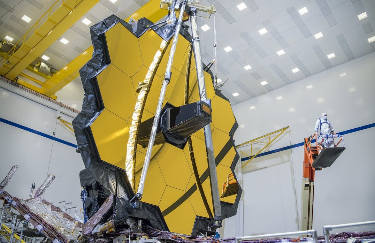 Webbův teleskop ve fázi montáže