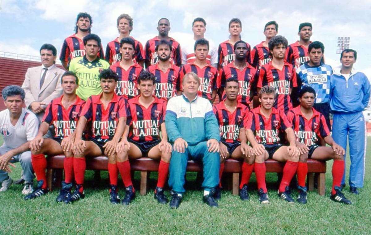 Pavel Karoch (na fotografii v prostřední řadě třetí zprava) poznal na začátku 90. let Kostariku.