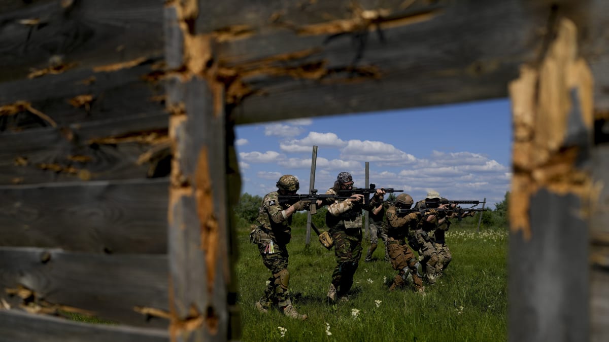 Výcvik členů civilní milice na předměstí Kyjeva