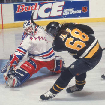 Jaromír Jágr strávil v NHL s přestávkami 27 let. Díky tomu potkal obrovské množství spoluhráčů, z nichž to mnozí dotáhli až do finále Stanley Cupu.