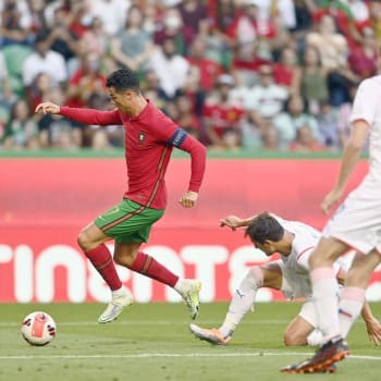 Ronaldo uniká Aleši Matějů v utkání Portugalsko – Česko.