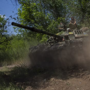 Manévr ukrajinského tanku poblíž frontové linie v Doněcké oblasti