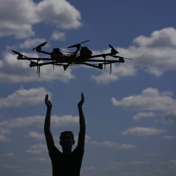 Muž testuje vojenský dron na předměstí Kyjeva